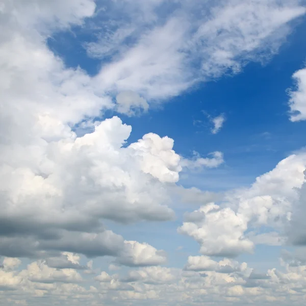 Mooie wolken in de blauwe lucht — Stockfoto