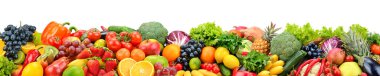 Meyveler ve sebzeler beyaz arka planda izole edilmiş. Başlık için geniş panoramik fotoğraf.