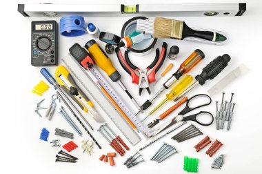 Beyaz arkaplanda tamir ve inşaat için üst görünüm araçları