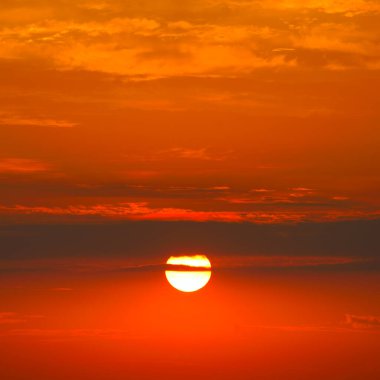 Gökyüzünde parlak kırmızı gün batımı