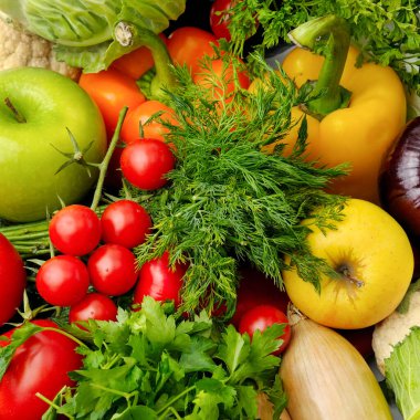 Bahçe yataklarından sebzeler ve meyveler. Sağlıklı arkaplan