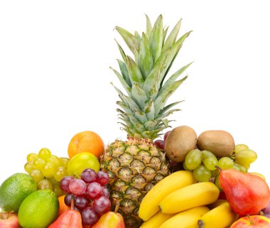 Beyaz arka planda izole edilmiş lezzetli taze meyveler.