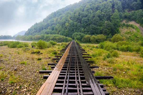 Antiguo Puente Ferroviario Madera Con Sendero Valle Del Río Montaña — Foto de Stock