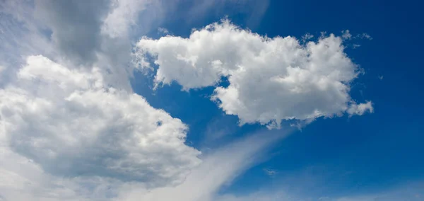 Mavi Gökyüzüne Karşı Beyaz Büyük Bulutlar Geniş Cennet Manzarası — Stok fotoğraf