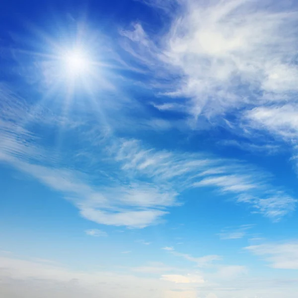 美しい白い雲と青い空に明るい太陽 — ストック写真