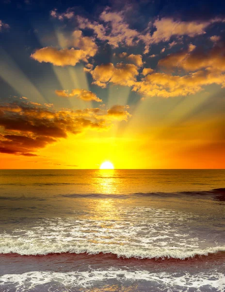 Fenséges Fényes Napfelkelte Óceán Felett Nyugodt Tenger Narancssárga Felhők — Stock Fotó
