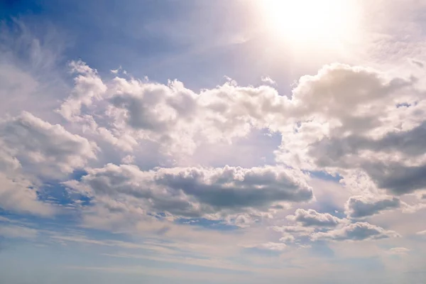 Strahlende Sommersonne Blauen Himmel Mit Weißen Wolken — Stockfoto