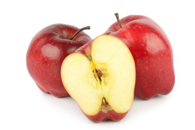 Beyaz arkaplanda kırmızı elma ve dilimler izole edilmiş..