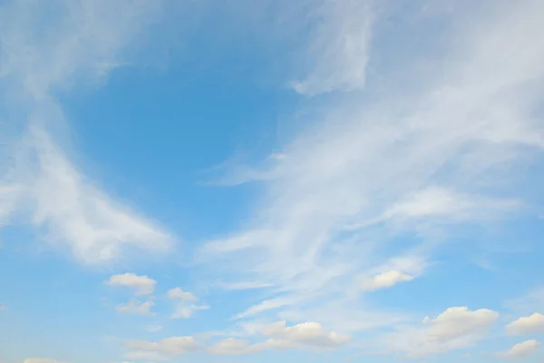 Λευκά Σύννεφα Στον Όμορφο Γαλάζιο Ουρανό — Φωτογραφία Αρχείου