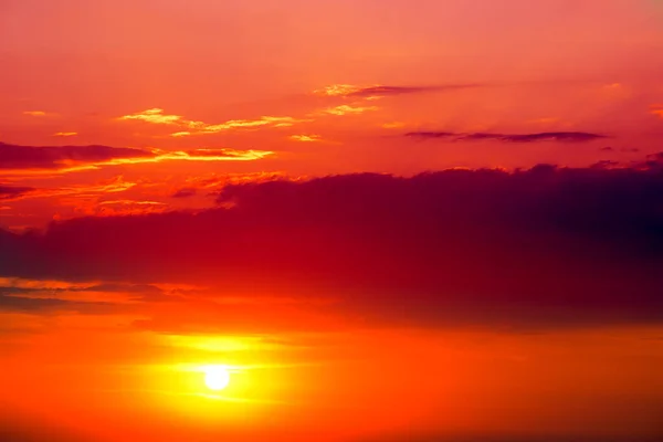 Κόκκινο Επικό Ηλιοβασίλεμα Στον Ουρανό — Φωτογραφία Αρχείου