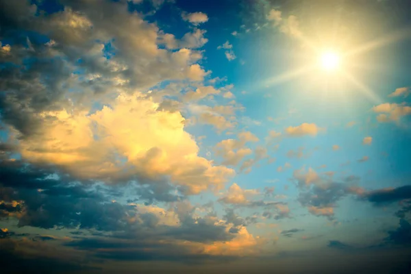 Paisaje Épico Del Cielo Con Sol Brillante Nubes Fantásticamente Hermosas — Foto de Stock
