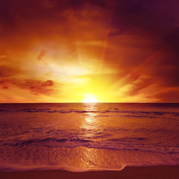在海洋 海浪和沙滩上美丽的落日 — 图库照片