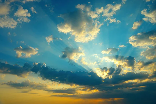 Episch Hemellandschap Met Heldere Zon Achter Donkere Fantastisch Mooie Wolken — Stockfoto