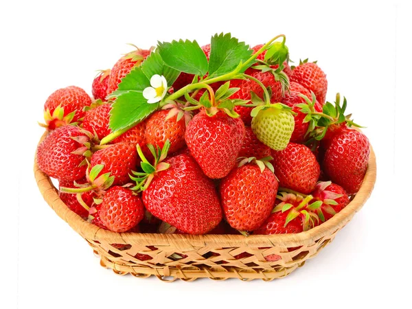 Korb Mit Süßen Reifen Erdbeeren Isoliert Auf Weißem Hintergrund — Stockfoto