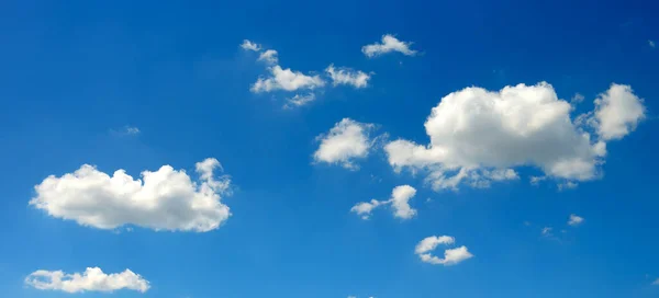Панорамное Фото Белые Пушистые Облака Ярко Голубом Фоне Неба — стоковое фото