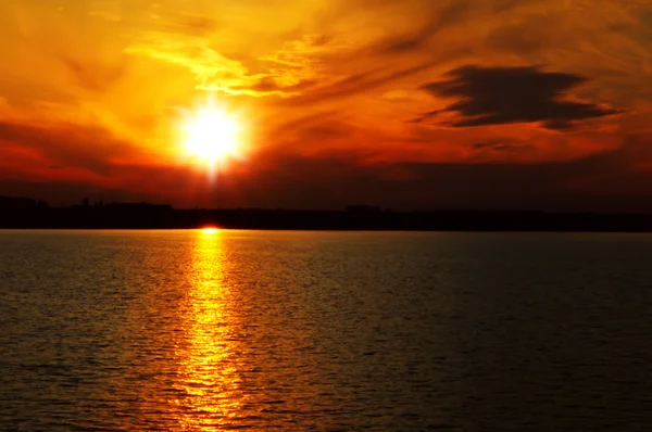 Захід сонця на узбережжі моря — стокове фото