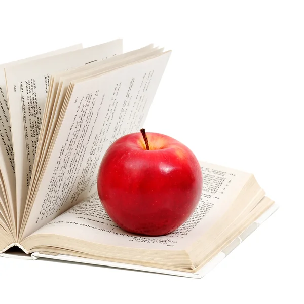Красное яблоко на книге — стоковое фото
