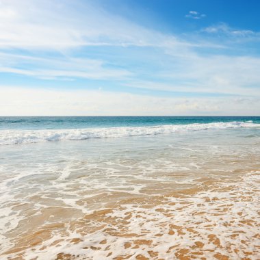 Okyanus dalgaları ve mavi gökyüzü