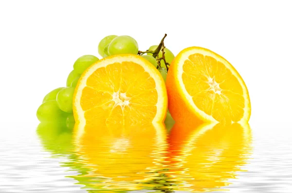 Oranje en druivenmost weerspiegeld in water — Stockfoto