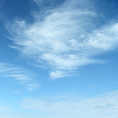 Beyaz kabarık bulutlar 
