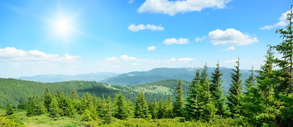 Höga berg och solen — Stockfoto