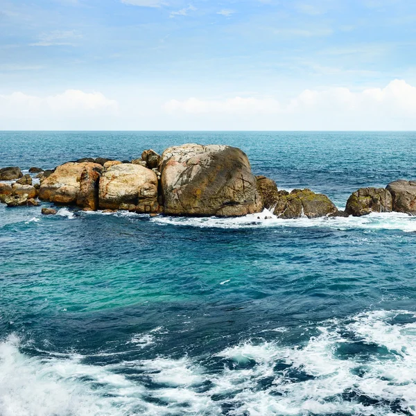 Grande rocha no oceano — Fotografia de Stock
