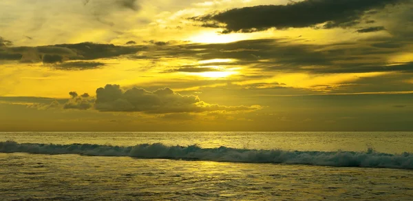 Beautiful sunrise over the ocean — Stock Photo, Image