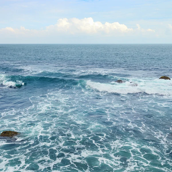 Belas ondas oceânicas e céu azul — Fotografia de Stock