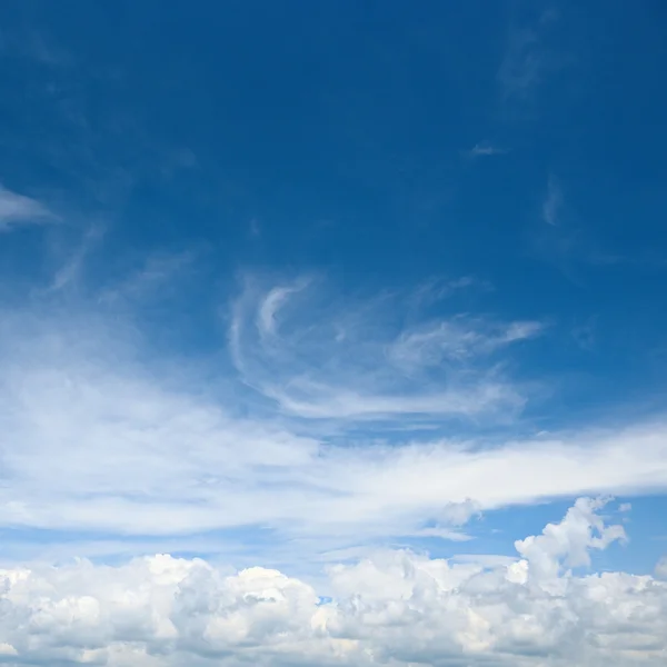 Witte pluizige wolken — Stockfoto