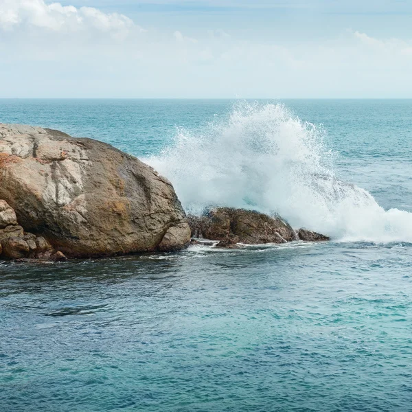 Rots in de oceaan — Stockfoto