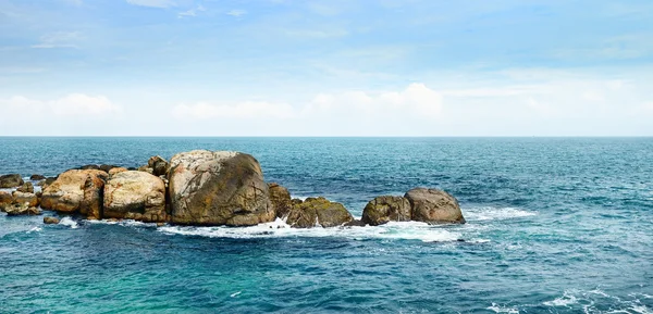 Grande rocha no oceano — Fotografia de Stock