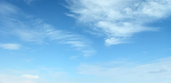 Nuages dans le ciel bleu — Photo