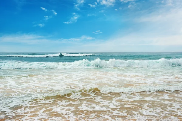 Ocean waves and blue sky — Stock Photo, Image