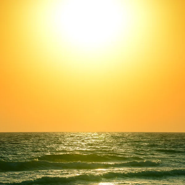 Východ slunce nad oceánem — Stock fotografie