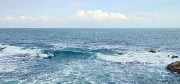 Belas ondas oceânicas e céu azul — Fotografia de Stock