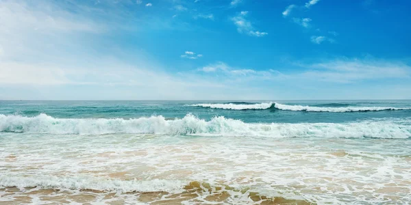 Ondas oceânicas e céu azul — Fotografia de Stock