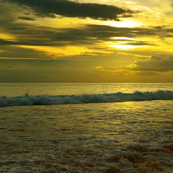 Hermoso amanecer sobre el océano —  Fotos de Stock