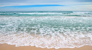 dalgalar deniz ve sarı kum      