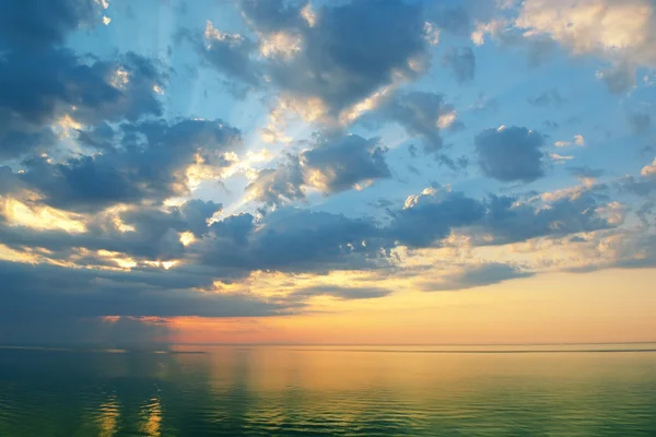 Piękny wschód słońca nad oceanem — Zdjęcie stockowe