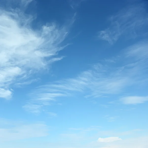 Nuvens brancas fofas — Fotografia de Stock