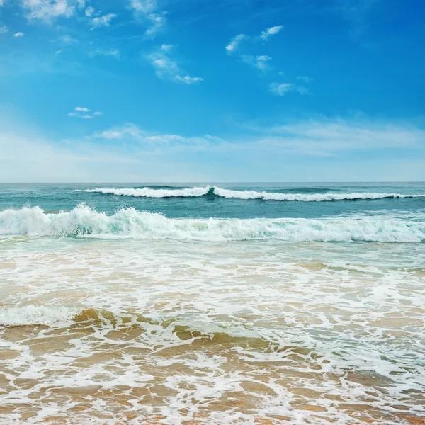 Vagues océaniques et ciel bleu — Photo