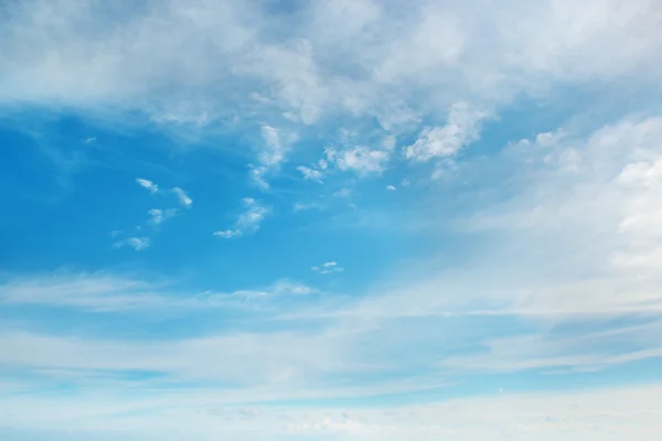 Красиві пухнастими хмарами — стокове фото
