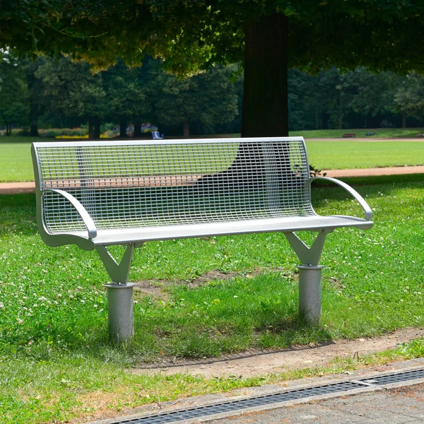 Tuin bankje in het park — Stockfoto