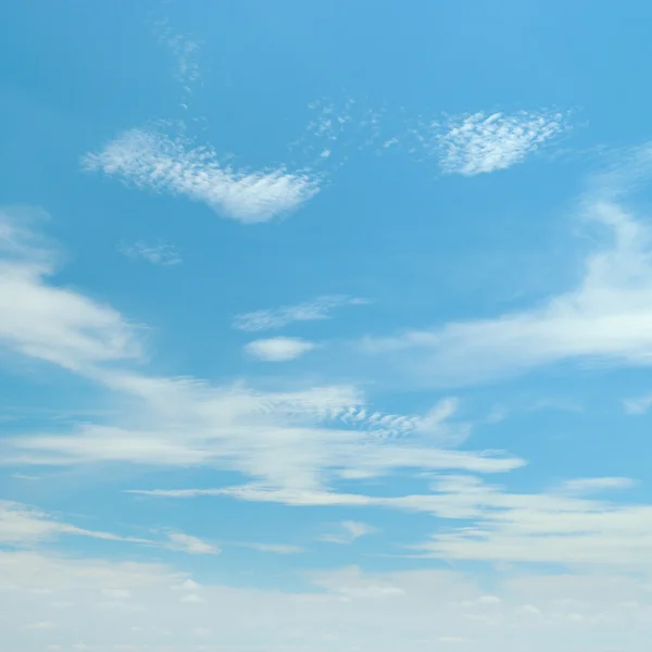 Nuages blancs pelucheux — Photo