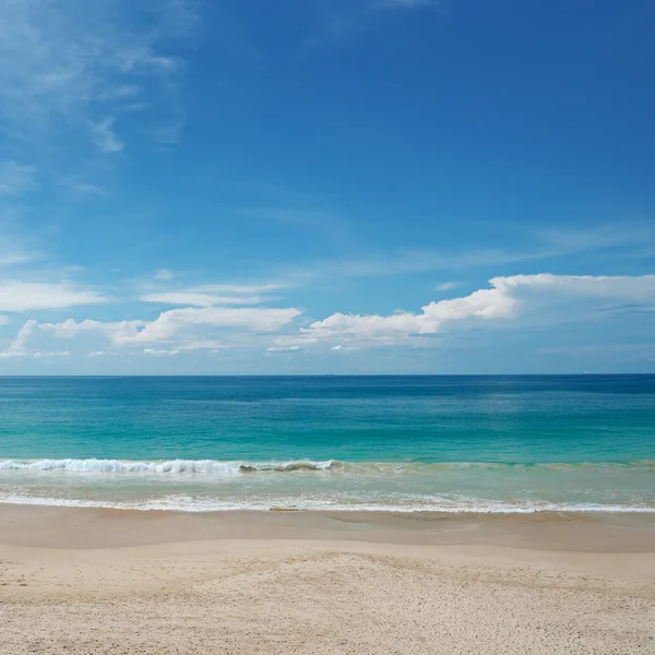 Fale morza i niebieski niebo — Zdjęcie stockowe