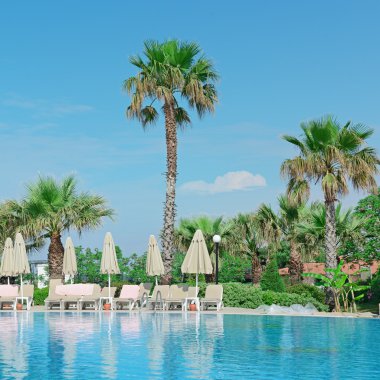 Plaj deniz üzerinde Açık Yüzme Havuzu  