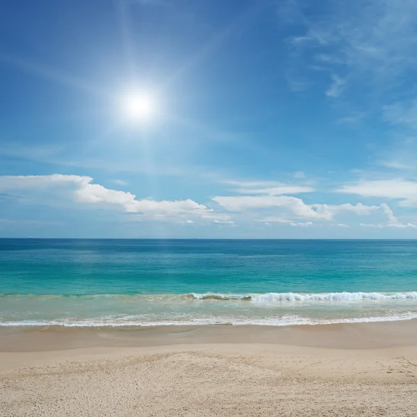 Playa de arena y sol en el cielo azul — Foto de Stock