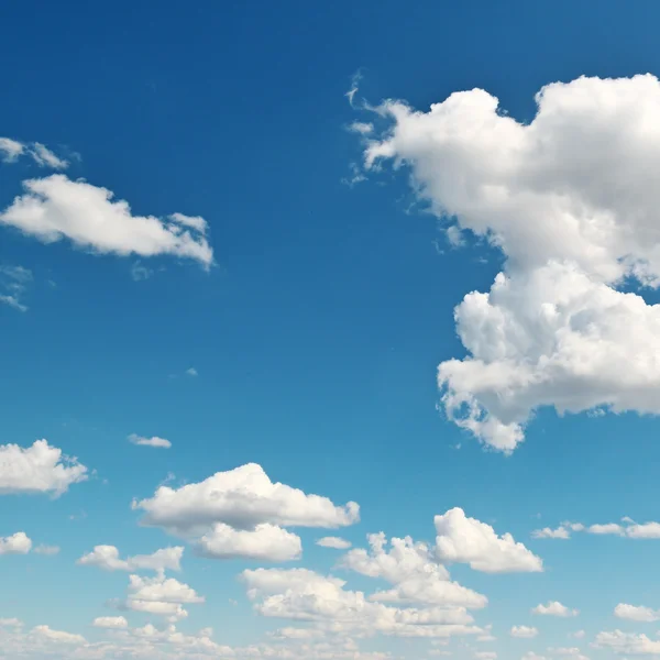Hermosas nubes en el cielo azul —  Fotos de Stock