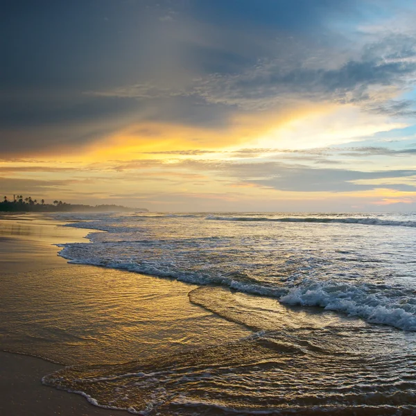 Hermoso amanecer sobre el océano —  Fotos de Stock