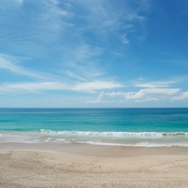 Olas mar y cielo azul — Foto de Stock